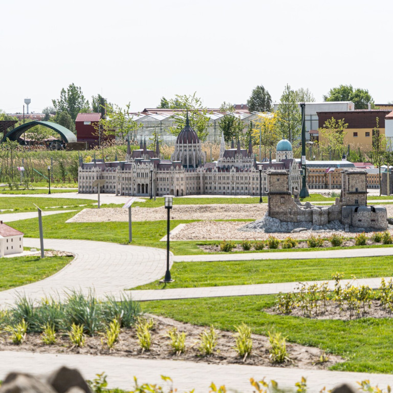 Parcul milenar – în miniatură este cel mai mare 