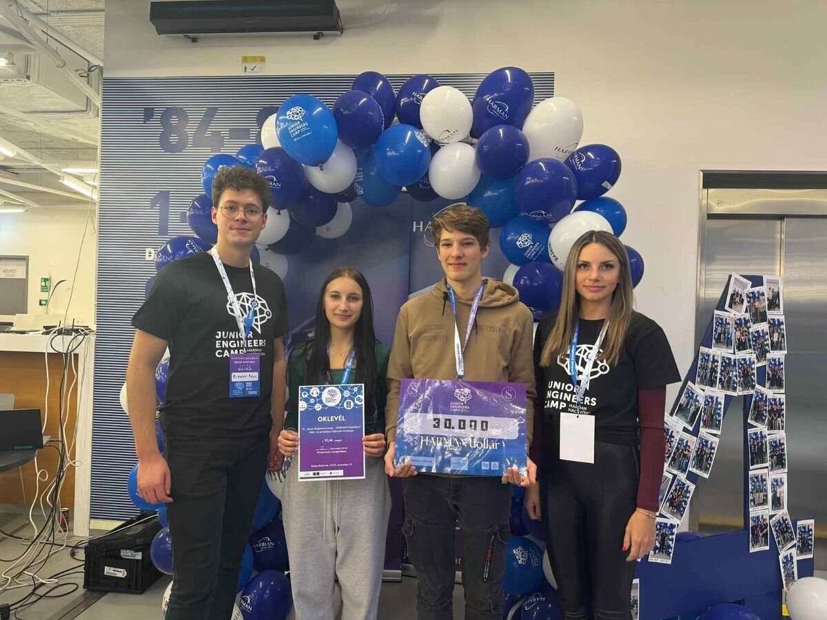 A mórahalmi iskola sikere: elektromos autókat menet közben töltő útrendszer prototípusával arattak a fiatalo